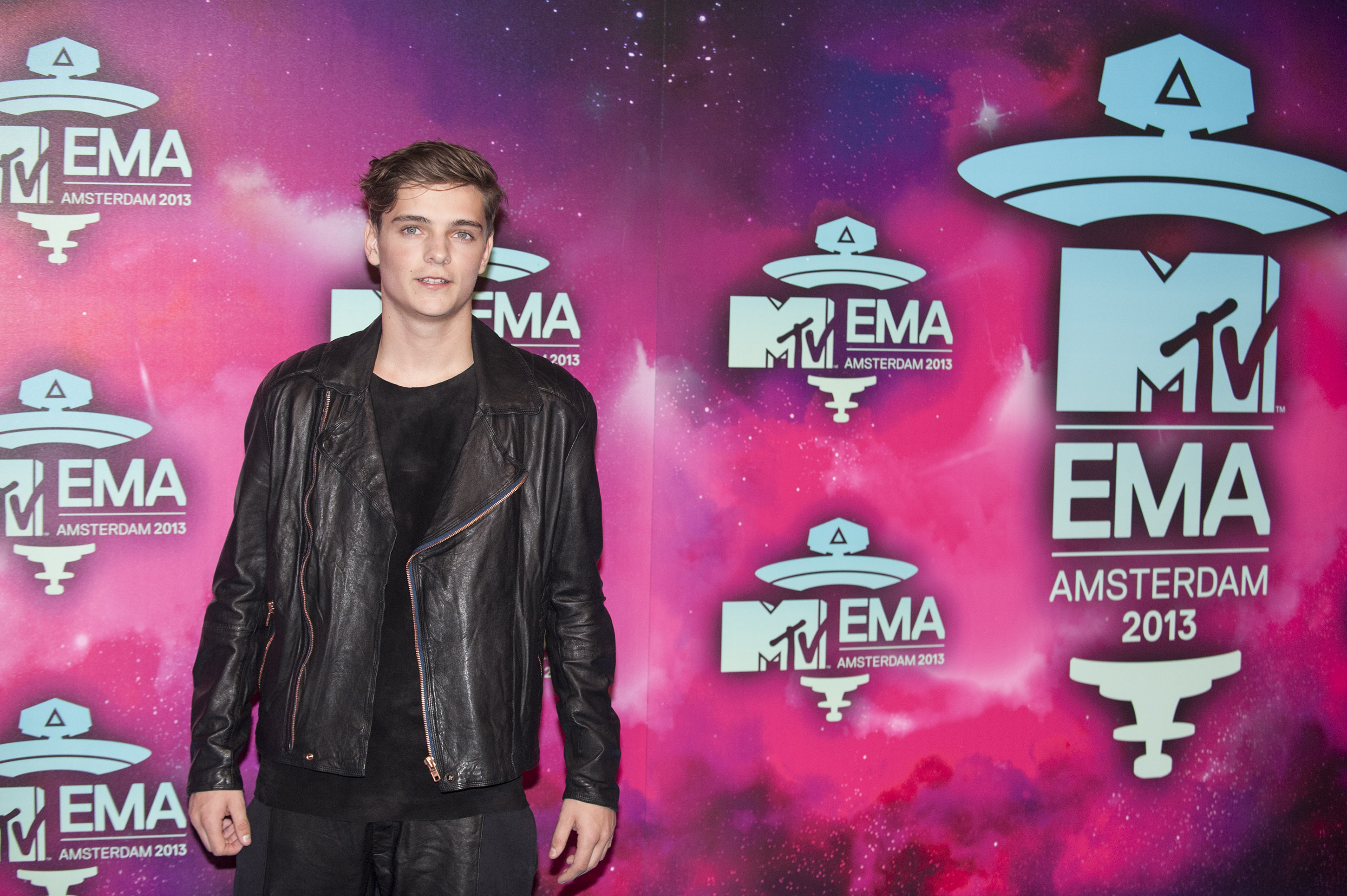 Martin garrix hero. Martin Garrix. Martin Garrix Wizard. Martin Garrix jvke Hero обложка.